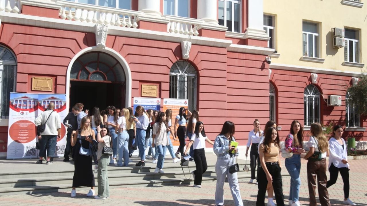 Mbështetje financiare për studentët ekselentë: Aplikimet në e-Albania, afat deri më 20 dhjetor